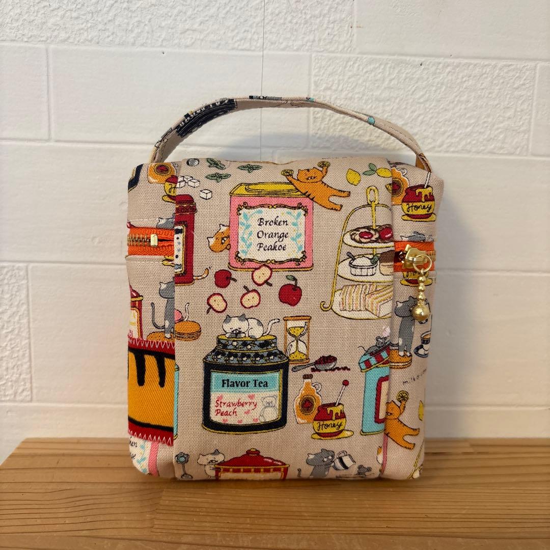 感謝価格　SALE 猫柄　持ち手付き縦型ポーチ　20cmファスナー　ハンドメイド