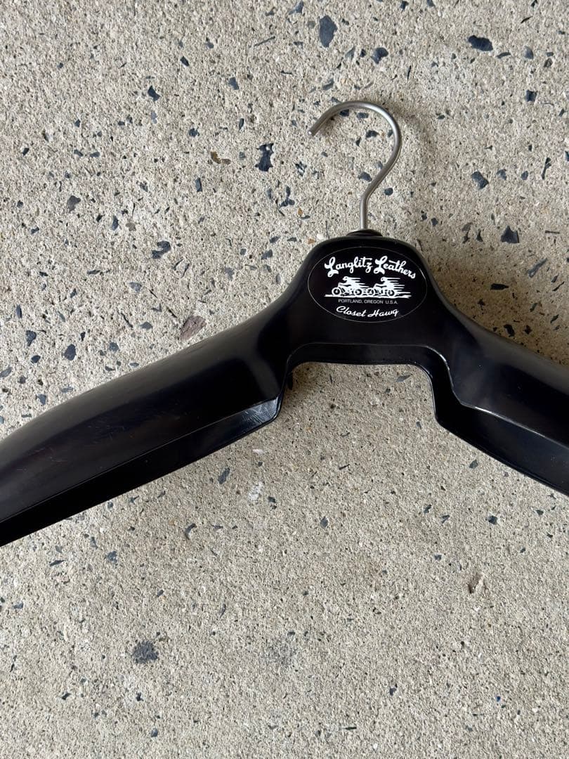 Langlitz Leathers 黒い衣類ハンガー
