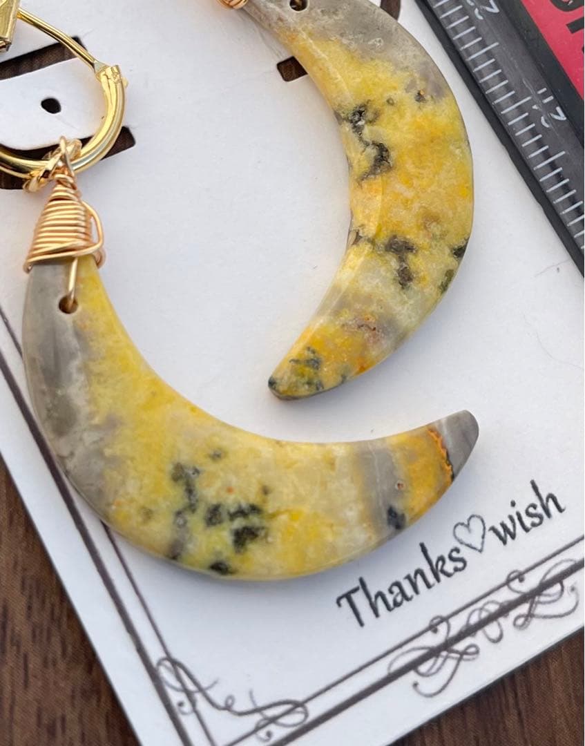 1点のみ めちゃくちゃ可愛いバンブルビージャスパー月の大ぶりピアスチャーム☆