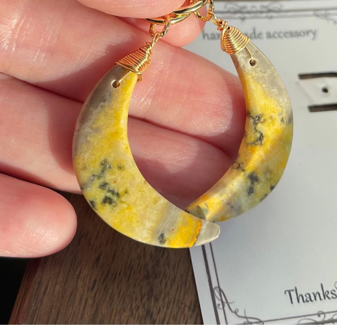 1点のみ めちゃくちゃ可愛いバンブルビージャスパー月の大ぶりピアスチャーム☆