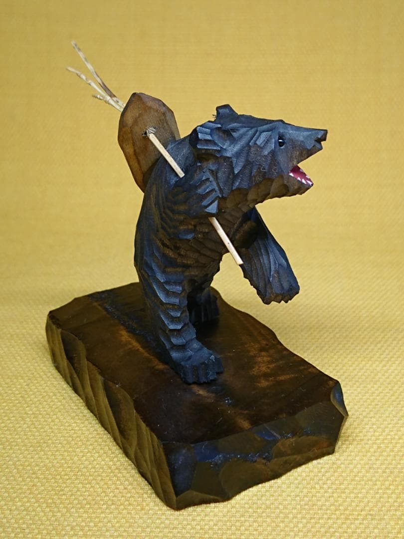 クマ　熊　鮭背負い　木彫　オブジェ　置物　インテリア　工芸品　美術品　A3305