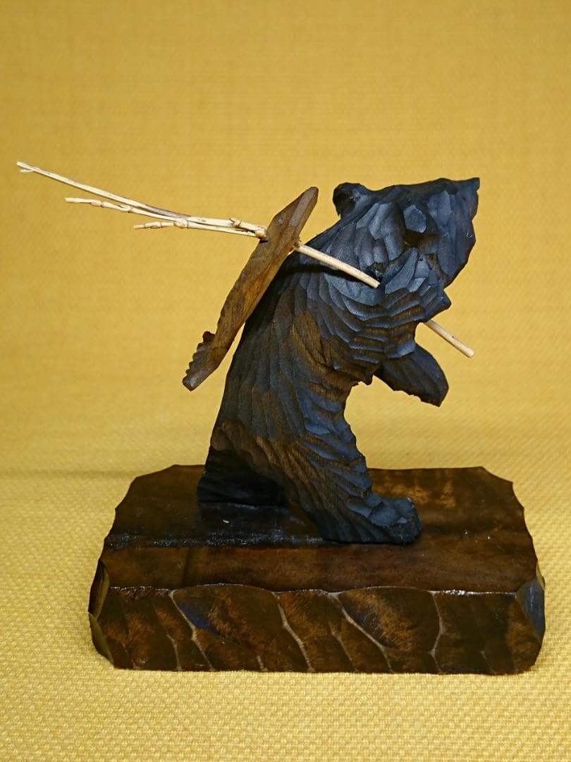 クマ　熊　鮭背負い　木彫　オブジェ　置物　インテリア　工芸品　美術品　A3305