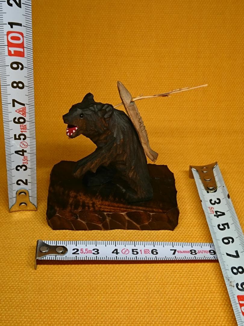 クマ　熊　鮭背負い　木彫　オブジェ　置物　インテリア　工芸品　美術品　A3305
