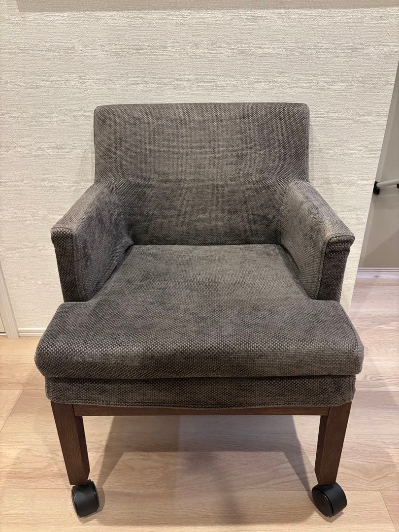 ②カリモク 一人掛けチェア キャスター付 肘掛けあり クッション付 グレー