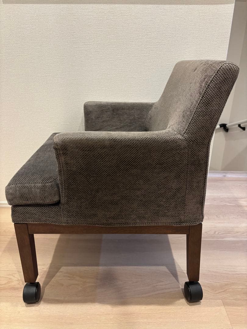 ②カリモク 一人掛けチェア キャスター付 肘掛けあり クッション付 グレー