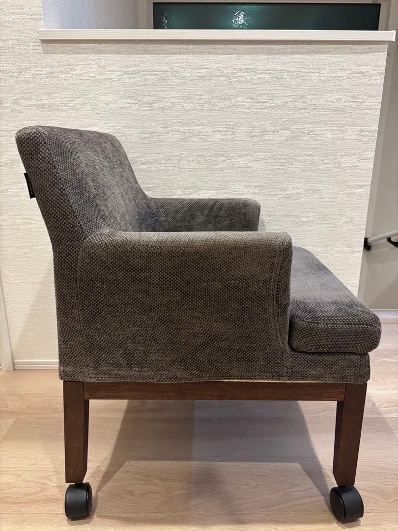 ②カリモク 一人掛けチェア キャスター付 肘掛けあり クッション付 グレー