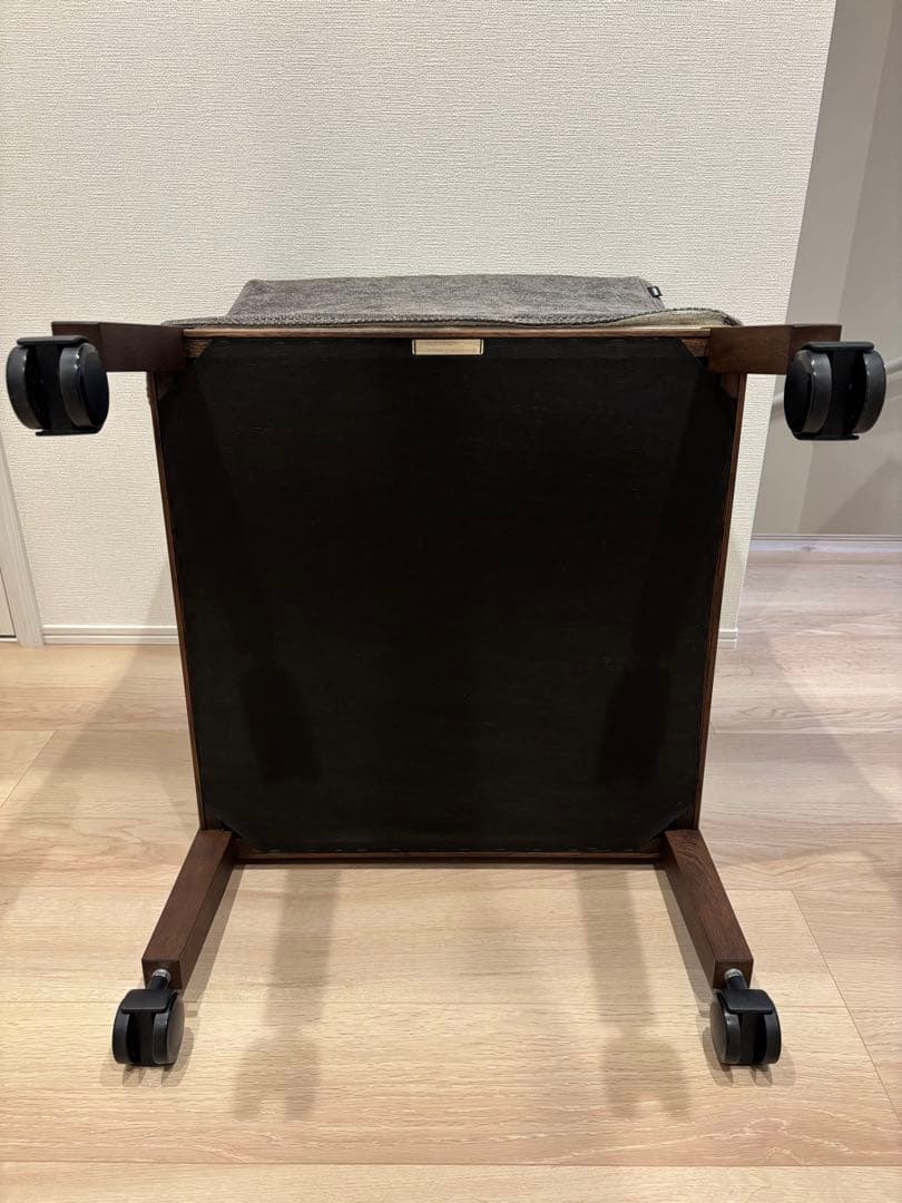 ②カリモク 一人掛けチェア キャスター付 肘掛けあり クッション付 グレー