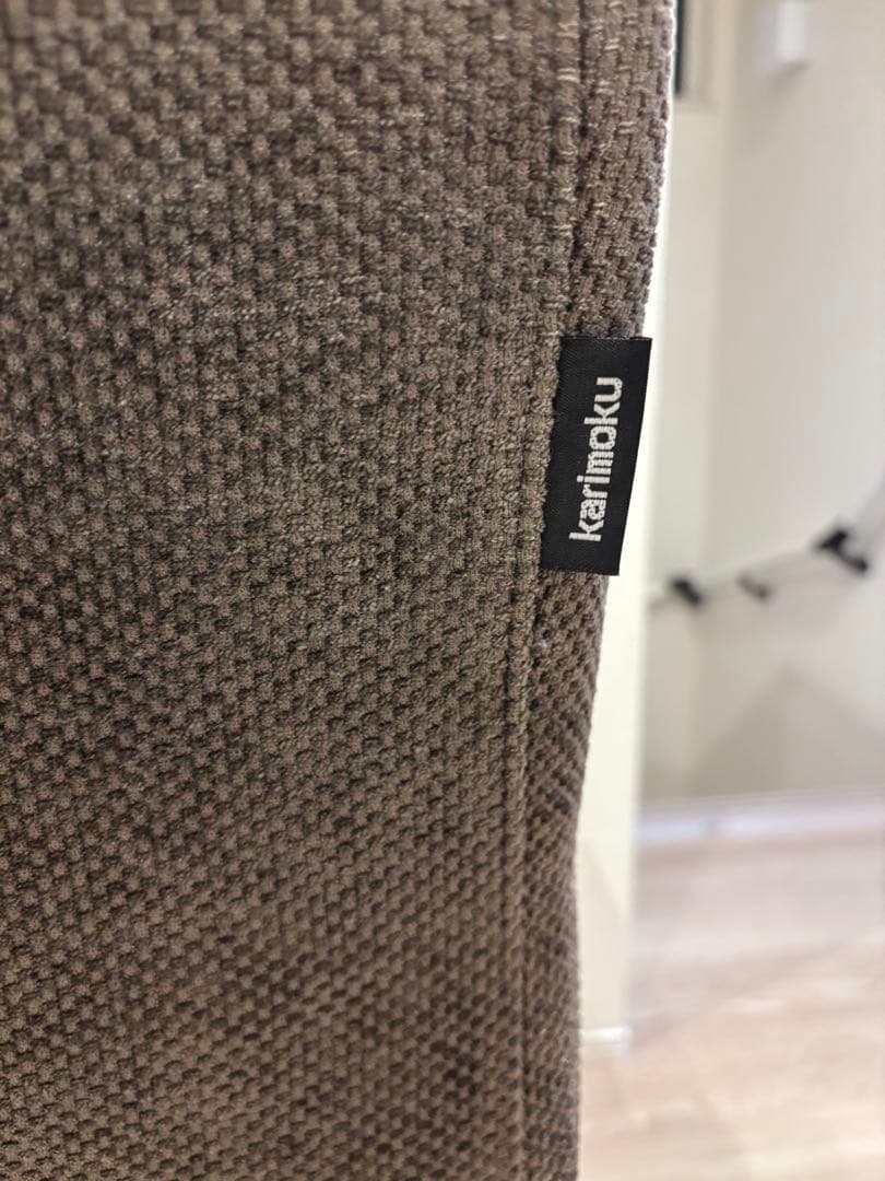 ②カリモク 一人掛けチェア キャスター付 肘掛けあり クッション付 グレー