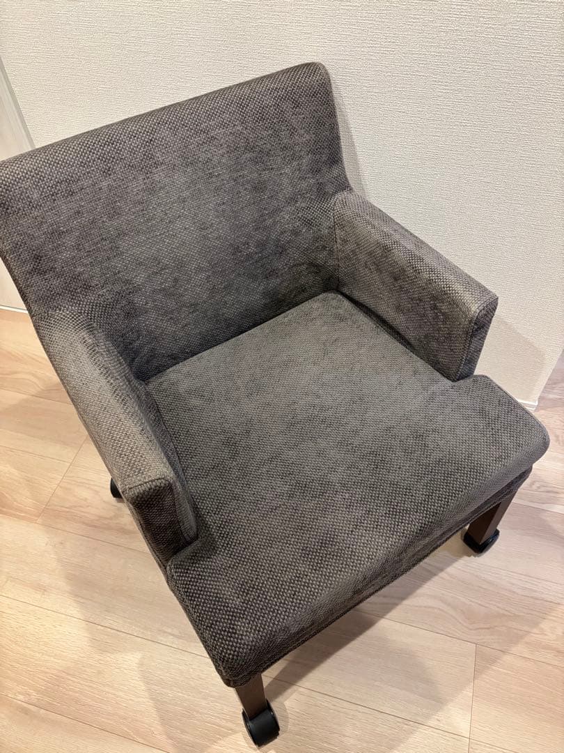 ②カリモク 一人掛けチェア キャスター付 肘掛けあり クッション付 グレー