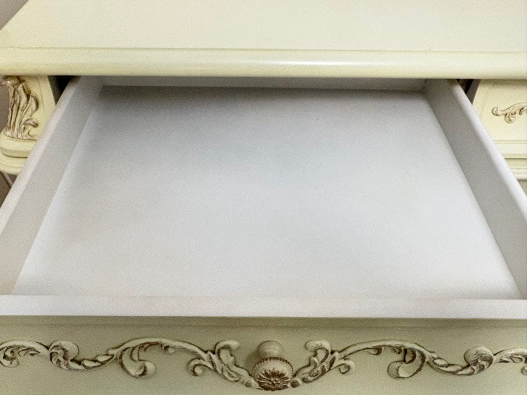 輸入家具　ロココ家具　ロココ調　彫り　レリーフ　アンティーク　ペイント