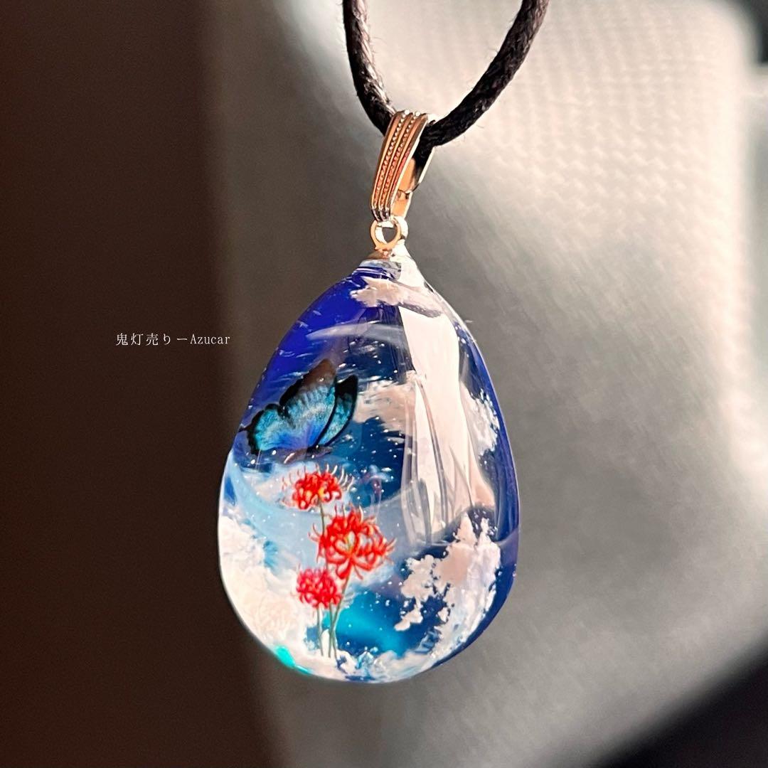 夜空に紅彼岸花と蝶々の蓄光雲レジンネックレス たまご型　蓄光三日月