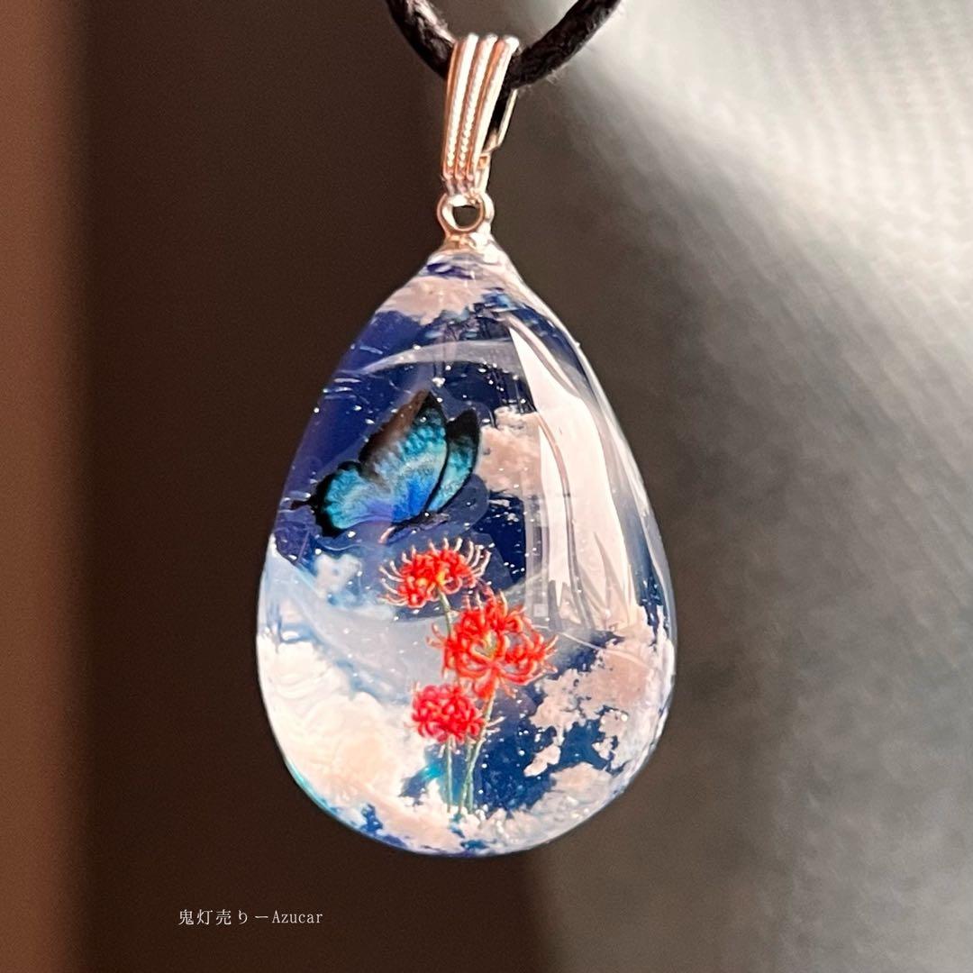 夜空に紅彼岸花と蝶々の蓄光雲レジンネックレス たまご型　蓄光三日月