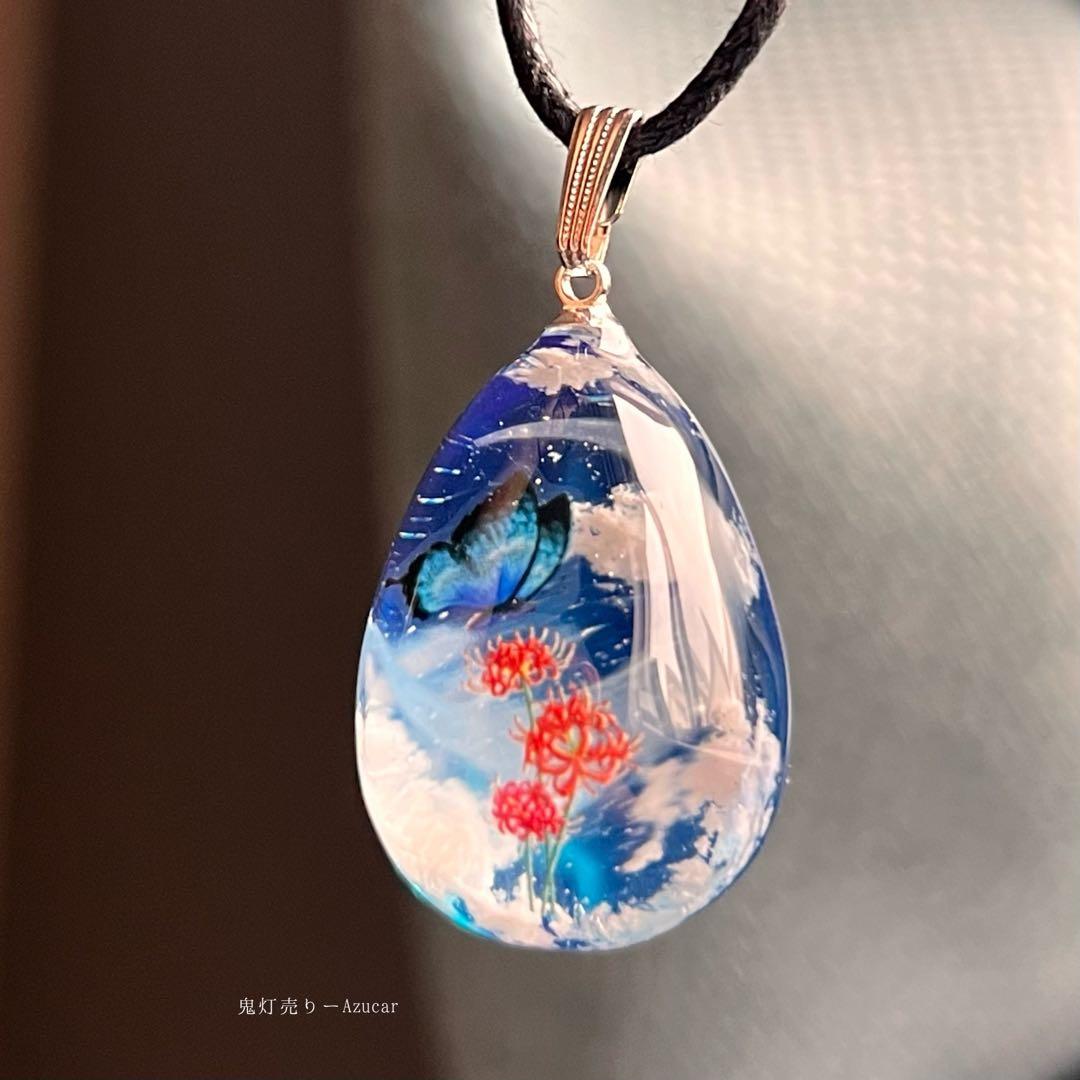 夜空に紅彼岸花と蝶々の蓄光雲レジンネックレス たまご型　蓄光三日月