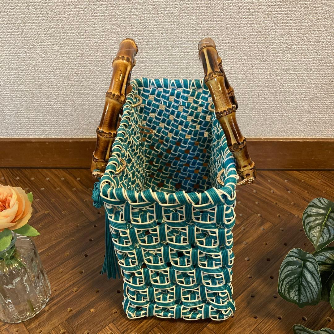 バンブートートかごバッグ　ミニ　ターコイズ　天然バンブー　犬のチャームとタッセル