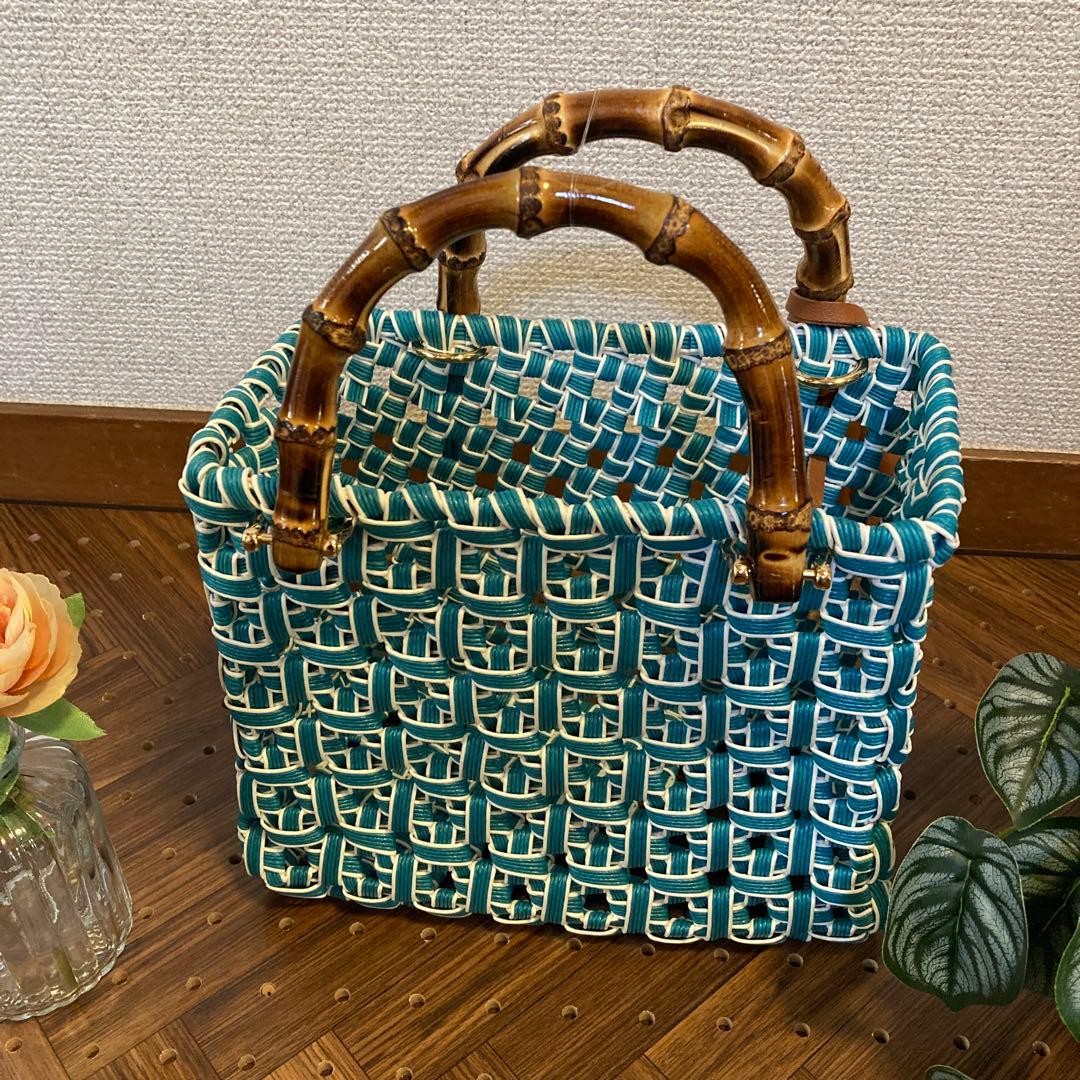 バンブートートかごバッグ　ミニ　ターコイズ　天然バンブー　犬のチャームとタッセル