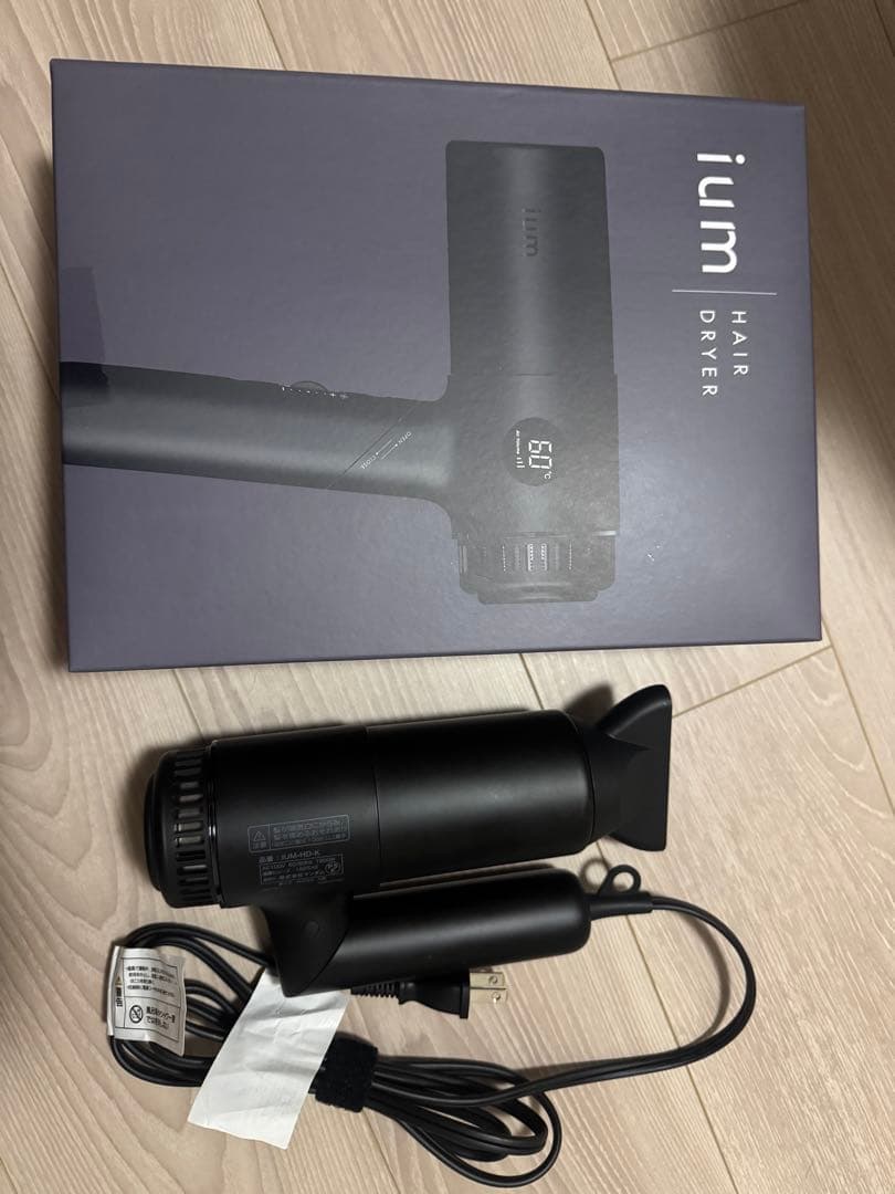 ium ヘアドライヤー ブラック（試し使用のみ）