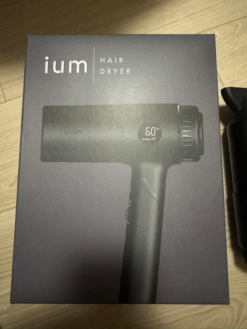 ium ヘアドライヤー ブラック（試し使用のみ）