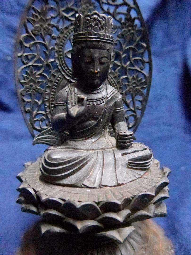 古い木彫の仏様。江戸時代？細かい彫り、高さは１９センチ
