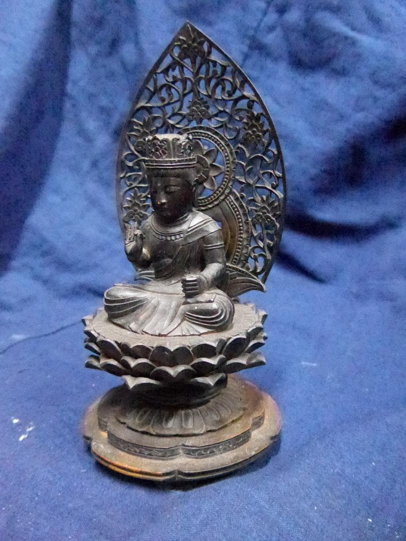 古い木彫の仏様。江戸時代？細かい彫り、高さは１９センチ