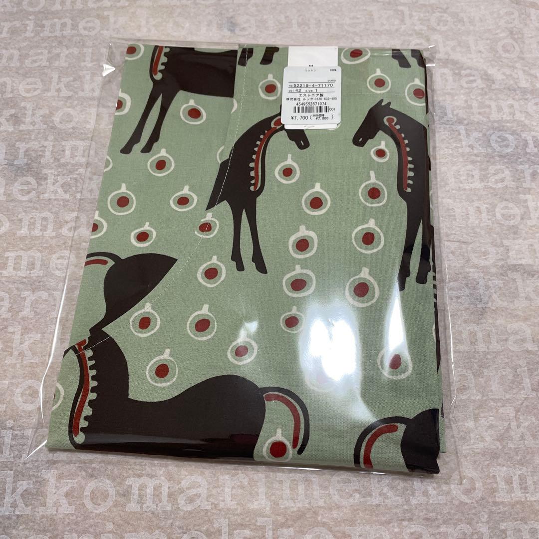 新品　マリメッコ　ムスタタンマ　エプロン