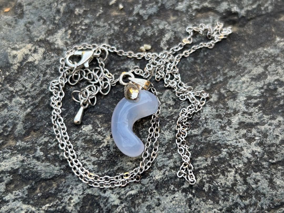 青森県産　青メノウ勾玉　錦石