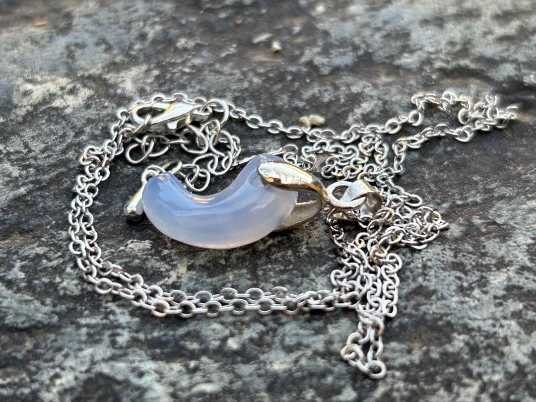 青森県産　青メノウ勾玉　錦石