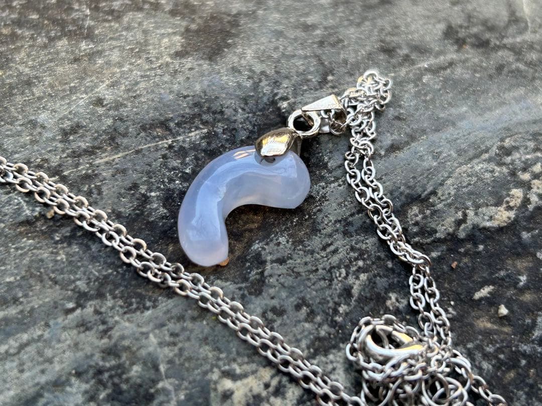 青森県産　青メノウ勾玉　錦石