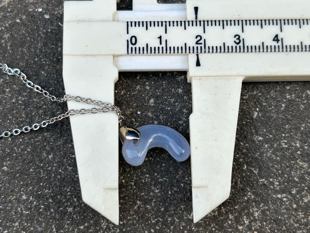 青森県産　青メノウ勾玉　錦石