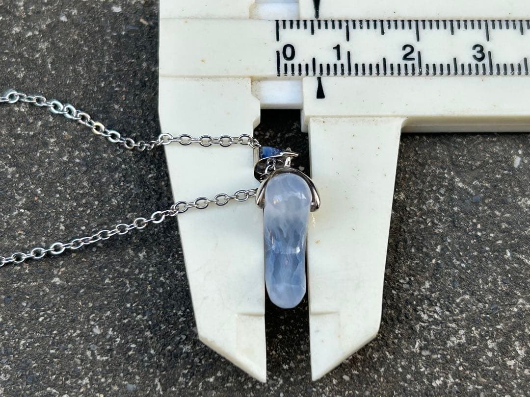 青森県産　青メノウ勾玉　錦石