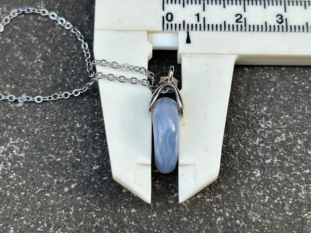 青森県産　青メノウ勾玉　錦石