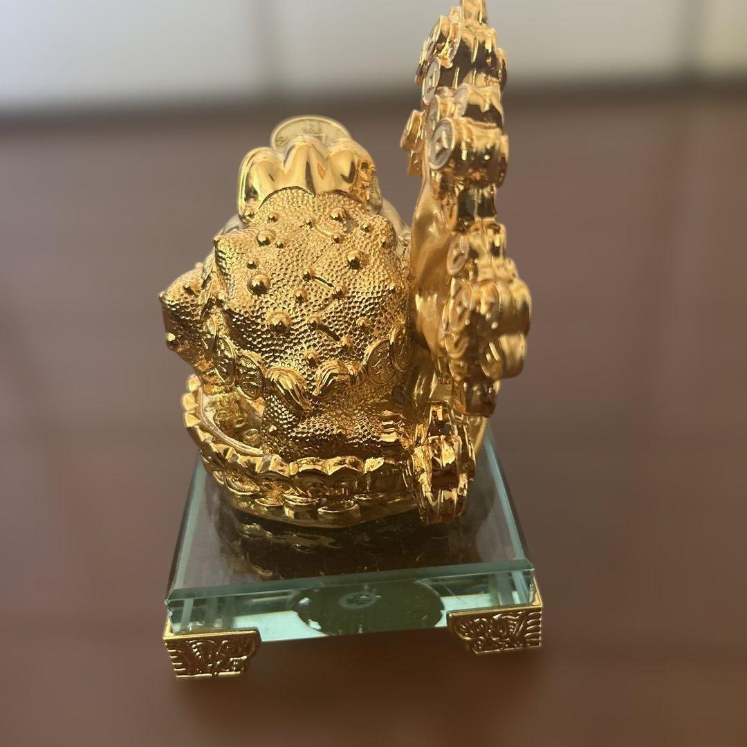 金色のカエルの置物 幸運の象徴