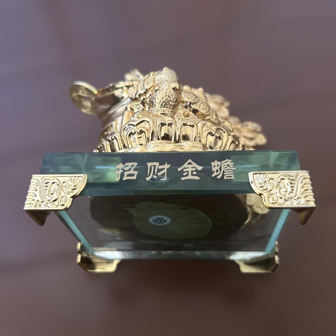 金色のカエルの置物 幸運の象徴