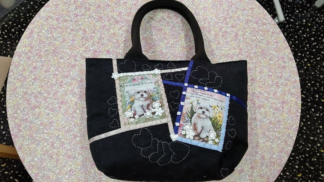 マルチーズ犬の刺繍入りバッグ黒地