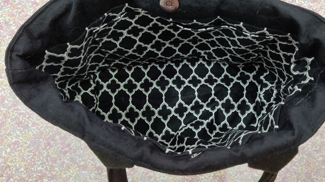 マルチーズ犬の刺繍入りバッグ黒地