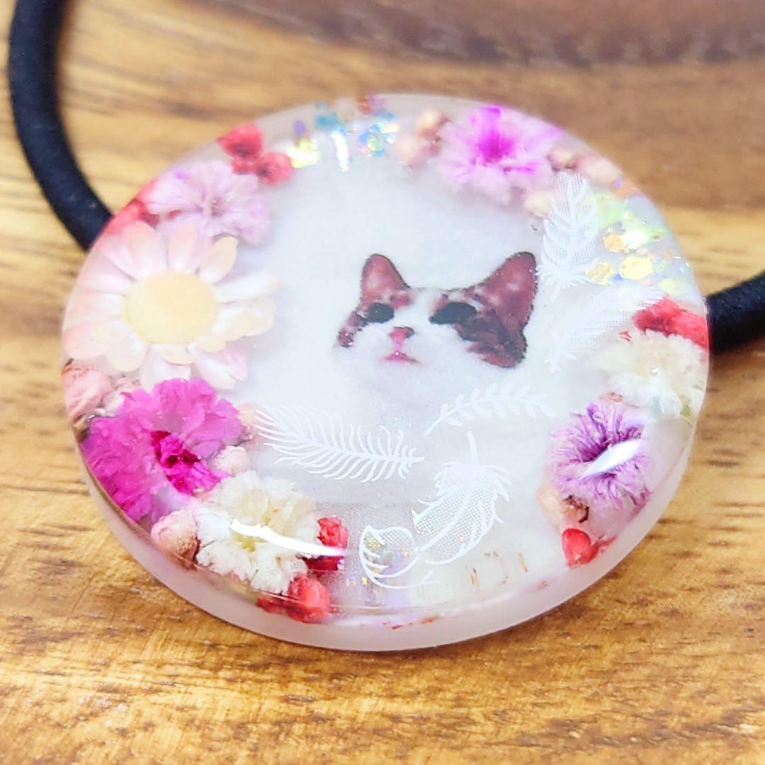 ピンクなお花の猫ちゃんヘアゴム ハンドメイド レジン かすみ草 ネックレス 丸