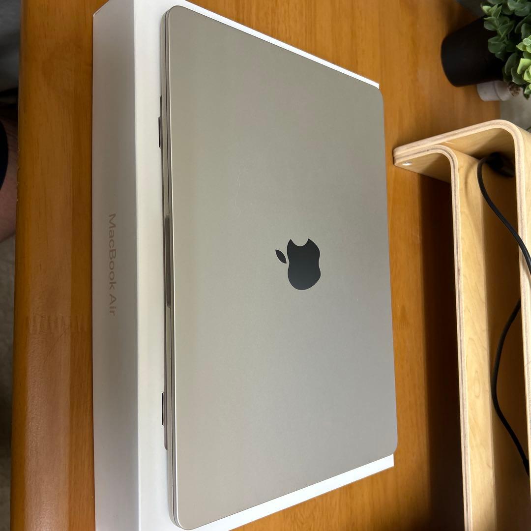 M2 MacBook Air 8GB / 256GB スターライト