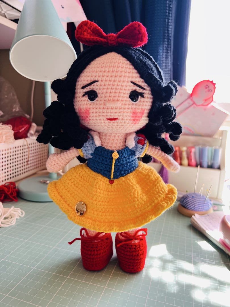 ハンドメイド 白雪姫風 かぎ編みドールセット 25cm りんごバッグ付き