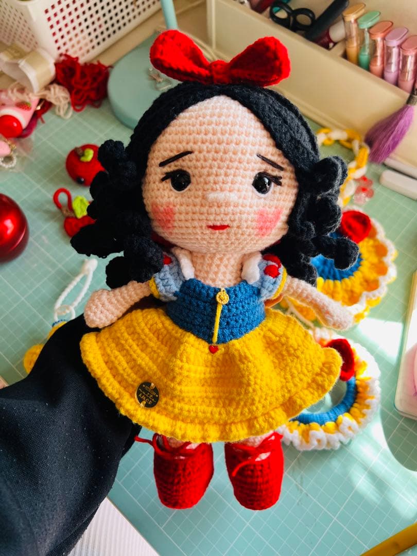 ハンドメイド 白雪姫風 かぎ編みドールセット 25cm りんごバッグ付き