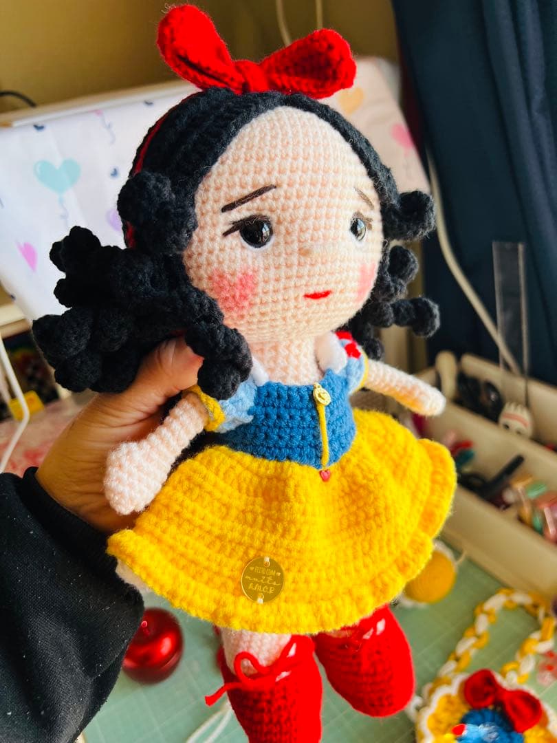 ハンドメイド 白雪姫風 かぎ編みドールセット 25cm りんごバッグ付き