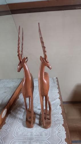 木彫りガゼル  2体　　58㎝の高さ