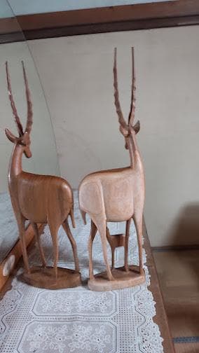 木彫りガゼル  2体　　58㎝の高さ