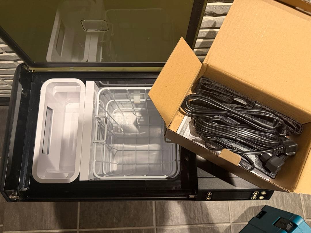 Makita cw004g 冷温庫 冷蔵庫　40Vバッテリー8ah x2個