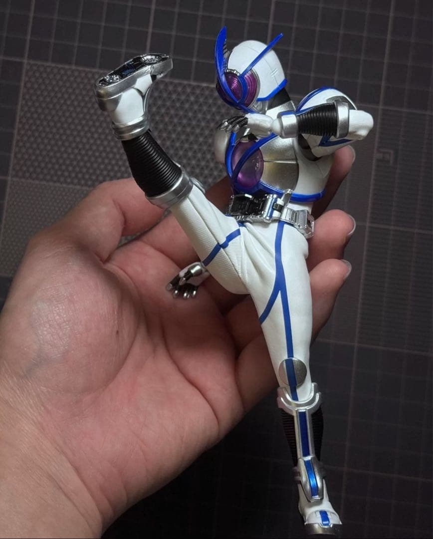 真骨彫 仮面ライダーサイガ カスタムスーツ