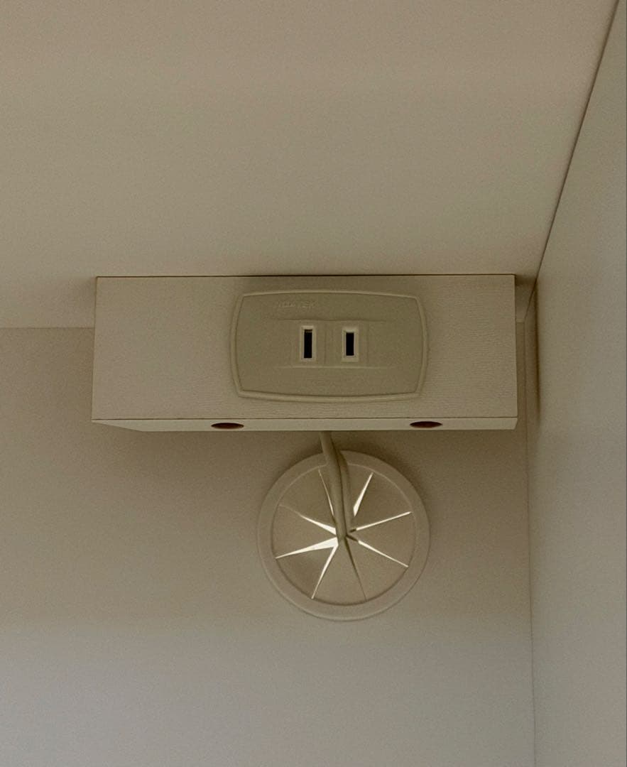 早い者勝ち‼️送料込‼️ニトリ　レンジボード 食器棚　コンセント付き　スライド付　白