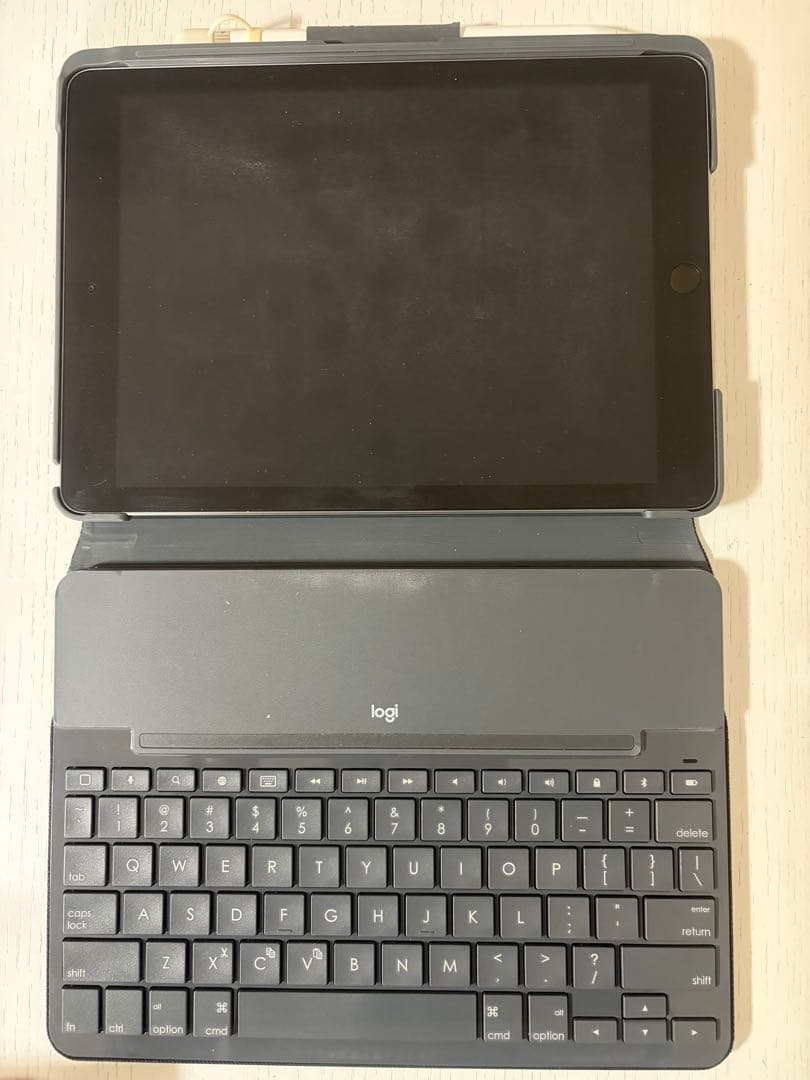 iPad第6世代 Wi-￼Fiモデル 32GB + キーボードカバー