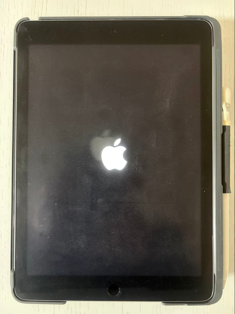 iPad第6世代 Wi-￼Fiモデル 32GB + キーボードカバー