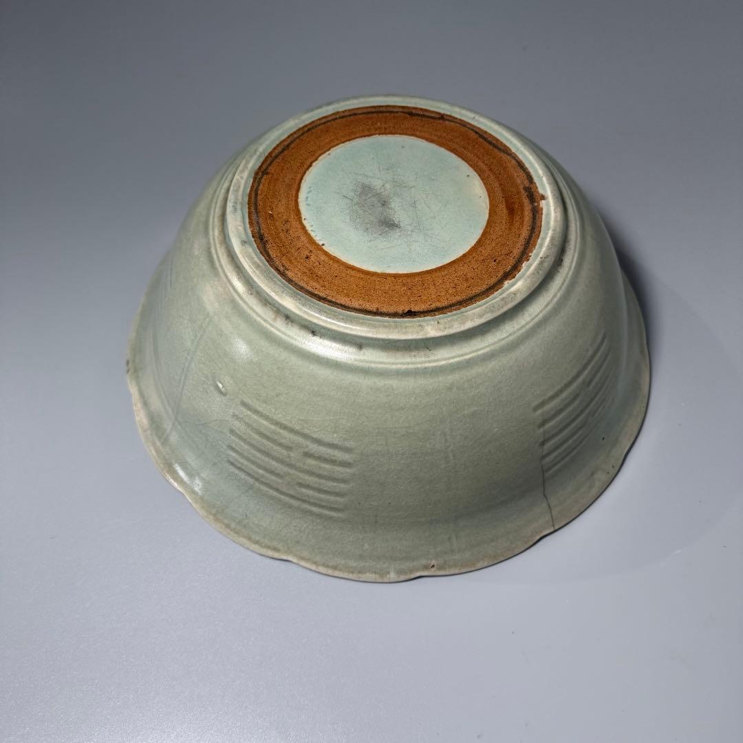 江戸中期　古波佐見　灰青色　青磁陽刻輪花形大鉢　直径31.2cm