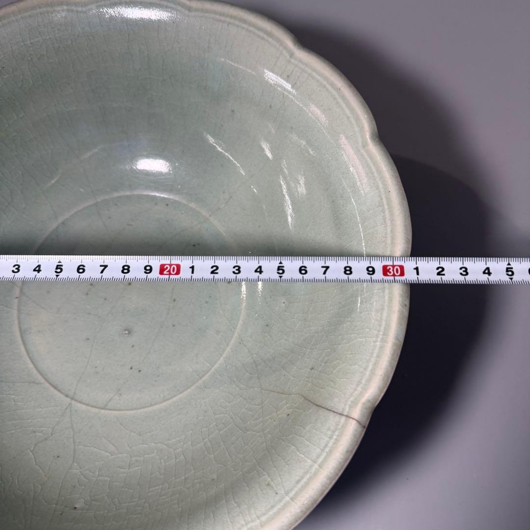 江戸中期　古波佐見　灰青色　青磁陽刻輪花形大鉢　直径31.2cm
