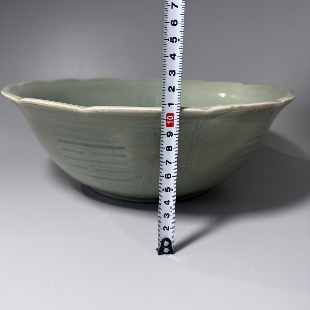 江戸中期　古波佐見　灰青色　青磁陽刻輪花形大鉢　直径31.2cm