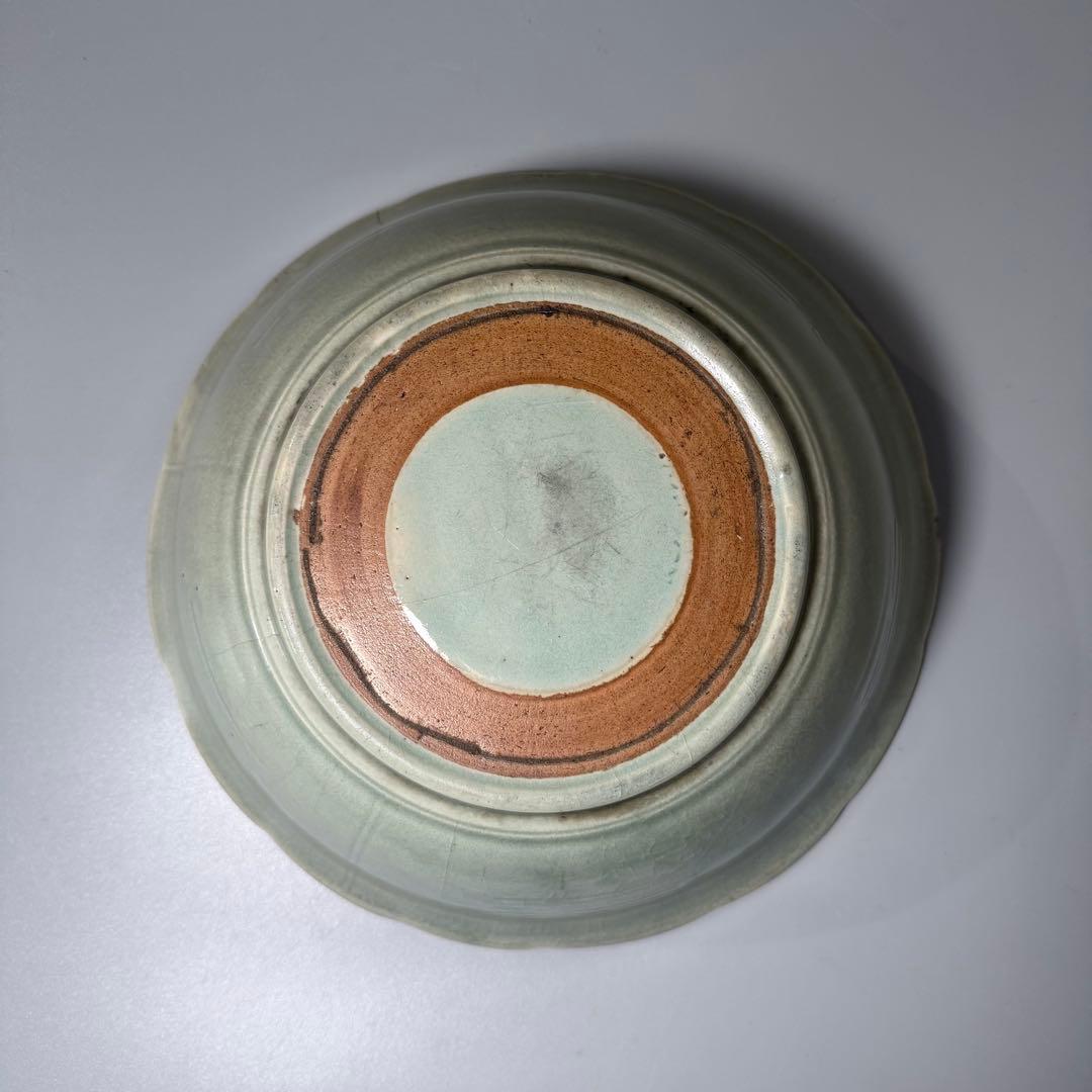 江戸中期　古波佐見　灰青色　青磁陽刻輪花形大鉢　直径31.2cm